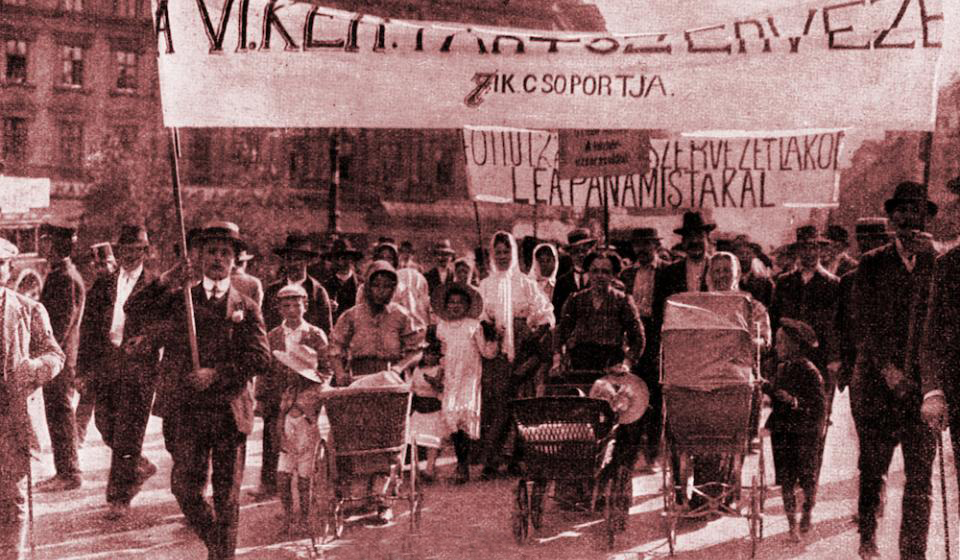 Demonstration against rent usury, Budapest, 1910. Militant tenants’ activism and activities of the labour movement fueled the Budapest rent-strike movement. (Courtesy: Metropolitan Ervin Szabó Library)